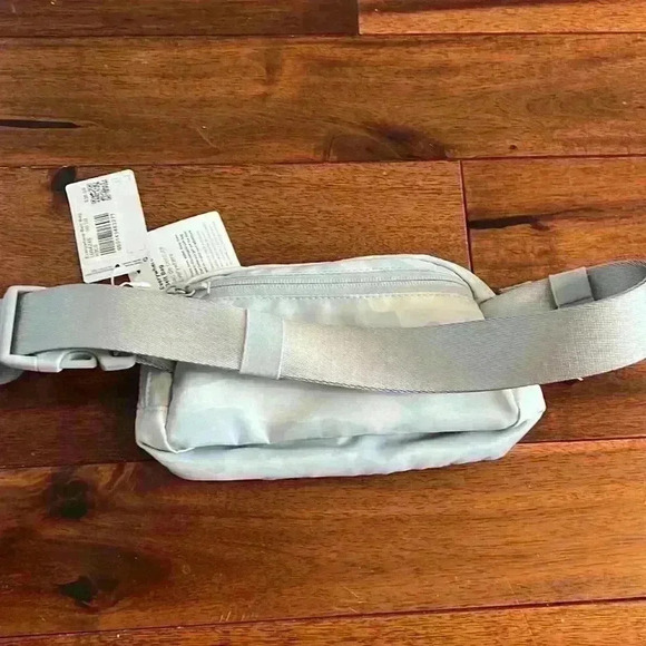 WHITE CAMO Lululemon Everywhere Belt Bag- SOLD OUT COLOR crossbody purse - Picture 3 of 4